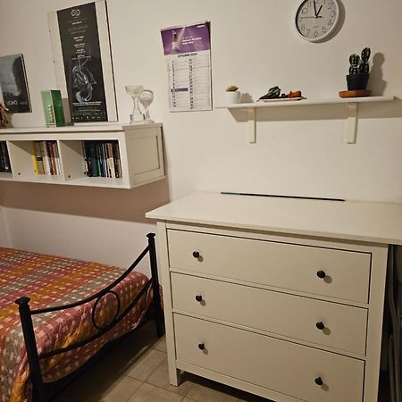 Stanza In Appartamento Privato Zona San Vitale Bolonia Exterior foto